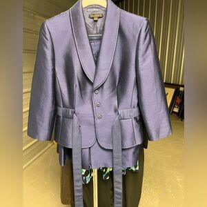 Tahari 2 piece Women’s Satin Blazer Suit in Dark Blue…size 6